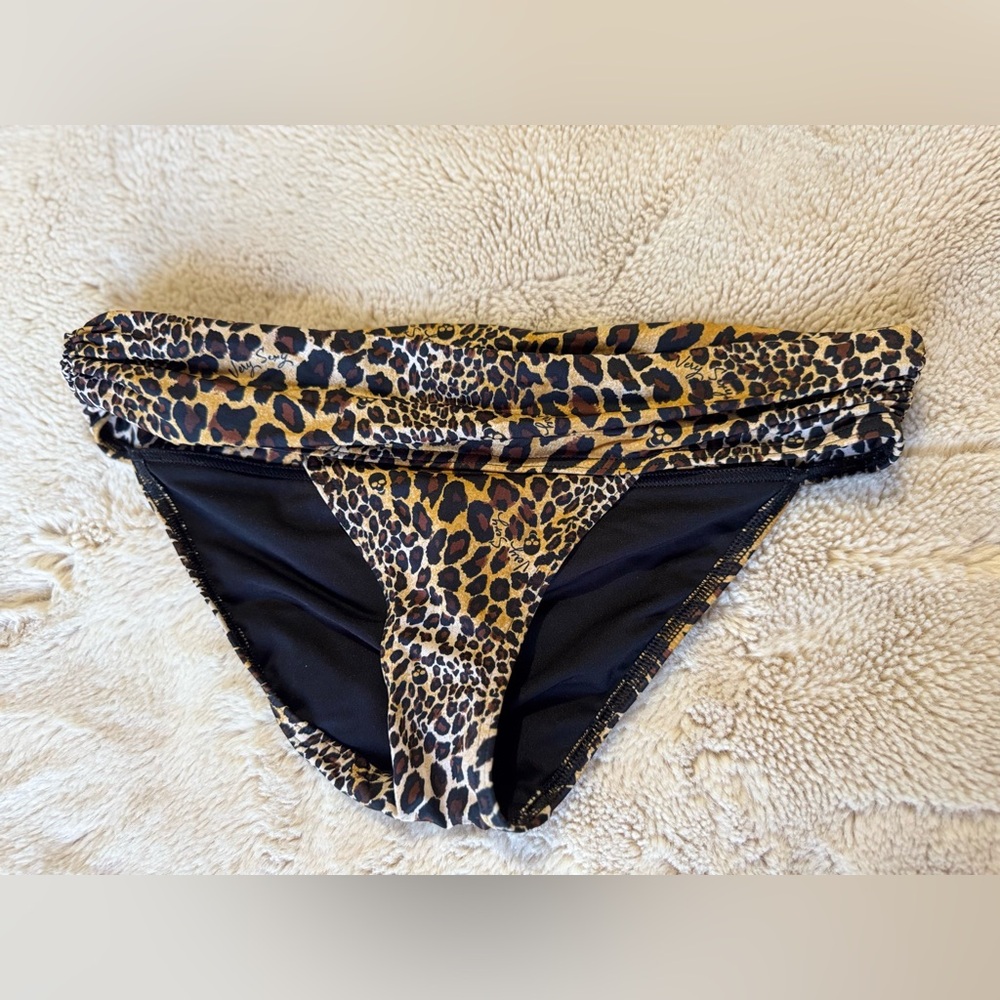Victoria’s Secret bombshell loleopard skull bikini bottoms. Size small